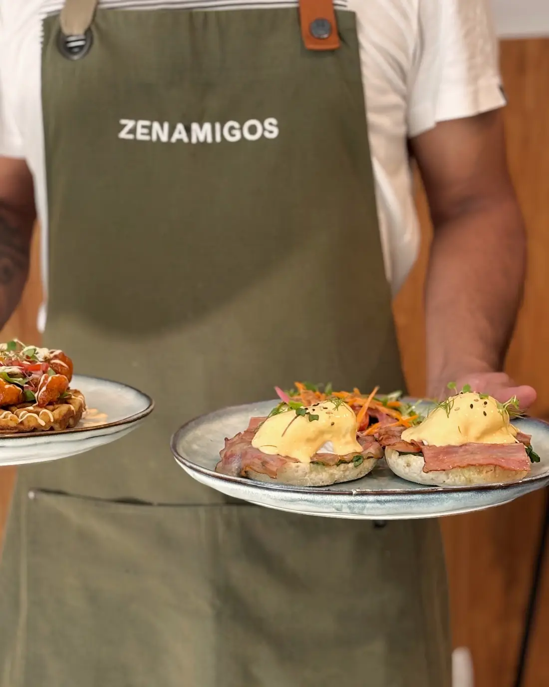 Un cocinero con delantal de ZENAMIGOS lleva un Classic Benny y un gofre con karaage